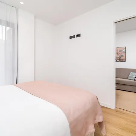 Limehome Barcelona Placa Pirineus L'Hospitalet de Llobregat Exterior photo