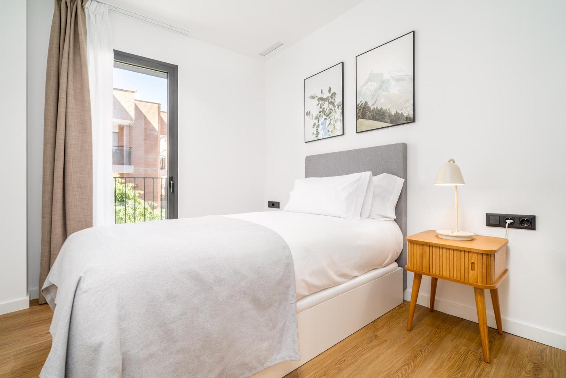 Limehome Barcelona Placa Pirineus * L'Hospitalet de Llobregat