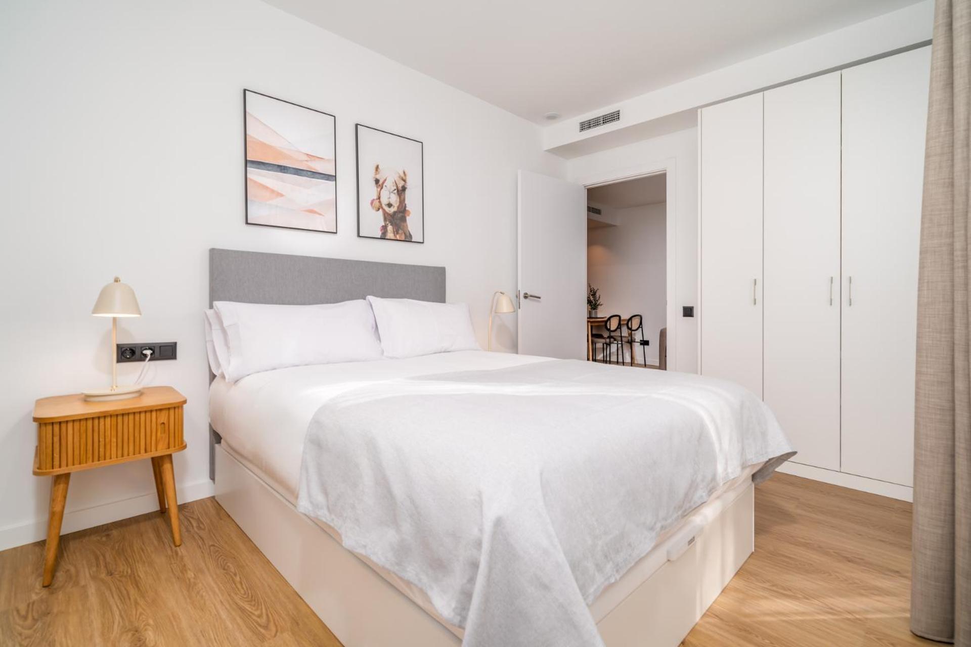 Limehome Barcelona Placa Pirineus *