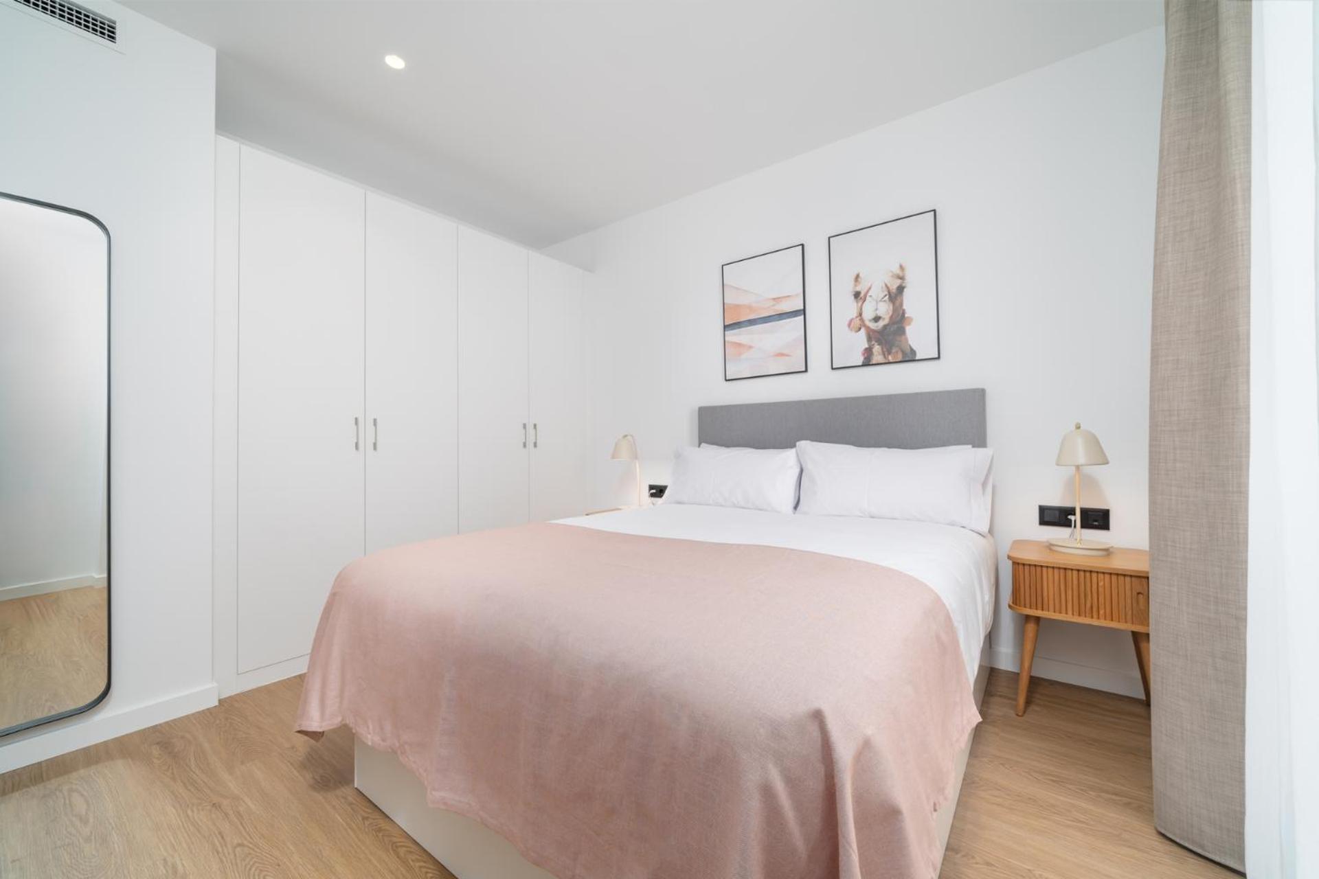 Limehome Barcelona Placa Pirineus * L'Hospitalet de Llobregat